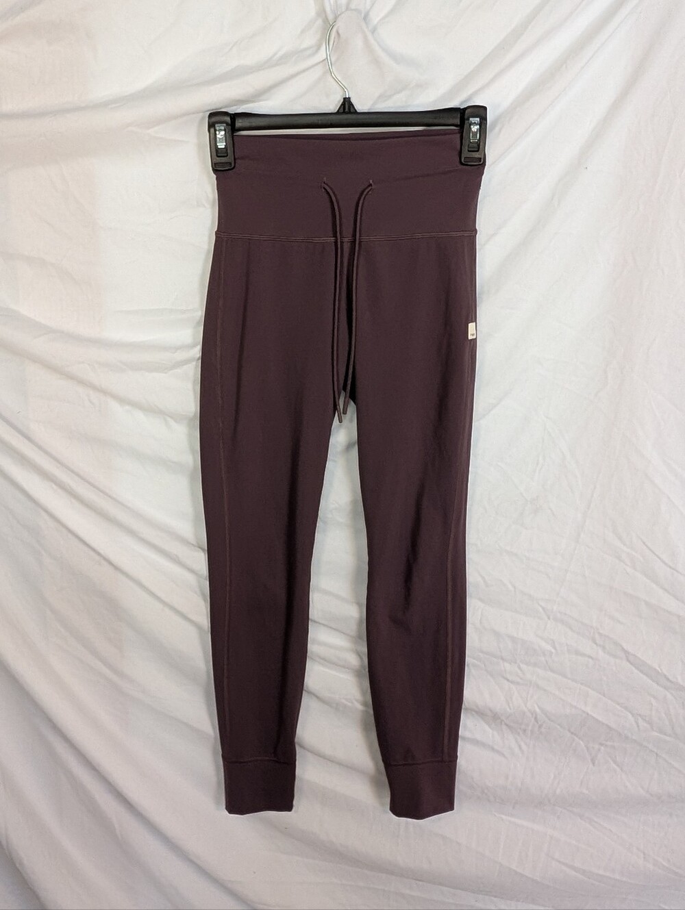 Vuori High-Waist Leggings in Deep Plum
